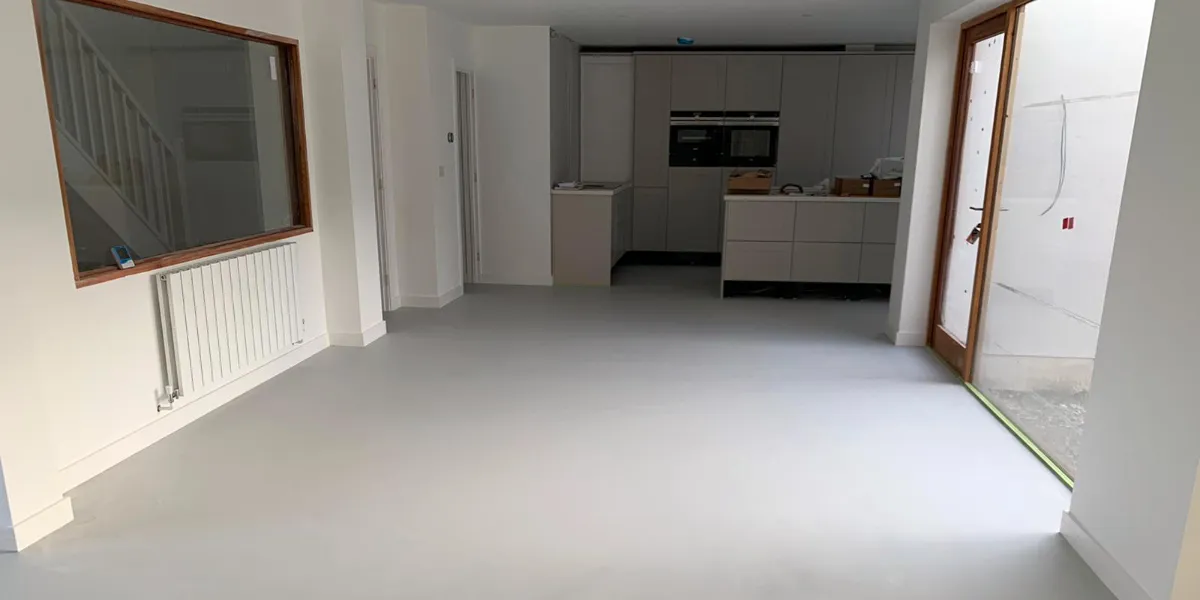 A room with a white floor and a window.